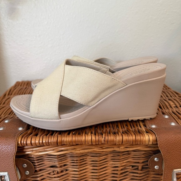 Crocs Leigh II Wedge Sandals Women’s Size 9 Beige Comfort Beach Summer Shoes - Picture 4 of 8